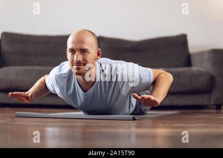 L'homme faisant du yoga à la maison Banque D'Images