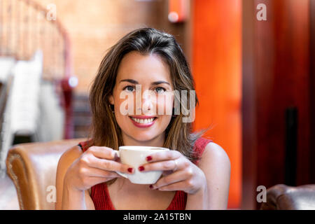 Portrait de jeune femme avec tasse de café Banque D'Images