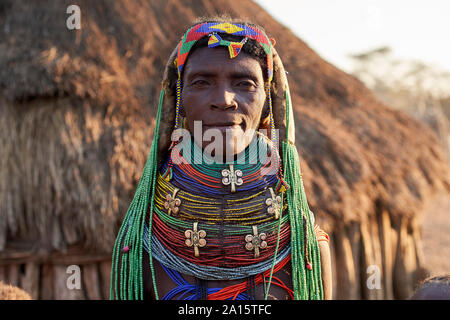 Femme Muhila avec sa coiffure caractéristique et colliers, Kehamba, Chibia, Angola. Banque D'Images