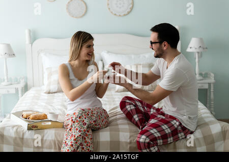 Photo de de couple prévues matin ensemble Banque D'Images