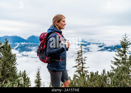 Jeune femme en randonnée dans les montagnes, Italia, Bavière, Allemagne Banque D'Images