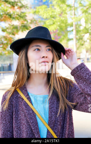 Portrait de femme portant un chapeau, Barcelone, Espagne Banque D'Images