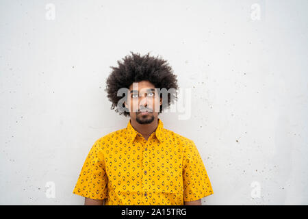 Jeune hipster portant chemise jaune, jusqu'à Banque D'Images