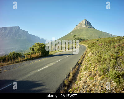 Route asphaltée vide vers mountain Lions Head, Cape Town, Afrique du Sud Banque D'Images