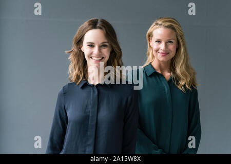 Portrait of two smiling businesswomen Banque D'Images