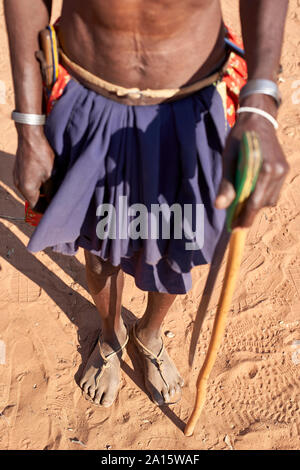 Mudimba traditionnels tribe homme tenant un bâton et un couteau, Canhimei, Angola. Banque D'Images