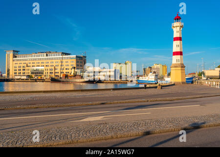 L'ancien phare de Malmö en Suède par harbour house against blue sky Banque D'Images