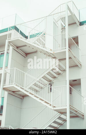 Escalier extérieur d'un immeuble à appartements Banque D'Images