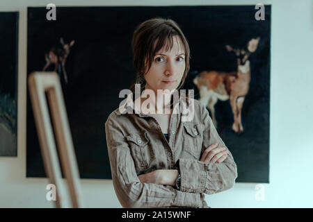 Portrait d'une femme peintre dans son atelier Banque D'Images