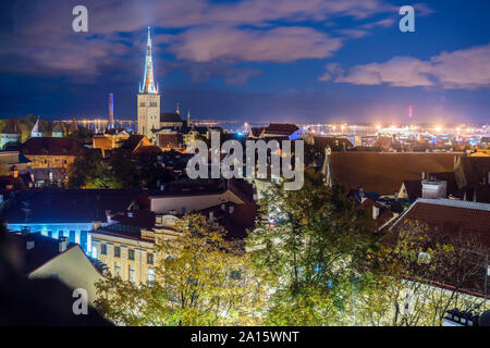 Vue nocturne de la vieille ville avec l'église de saint Olaf, Tallinn, Estonie Banque D'Images