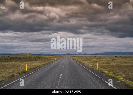 Empty country road en Islande Banque D'Images