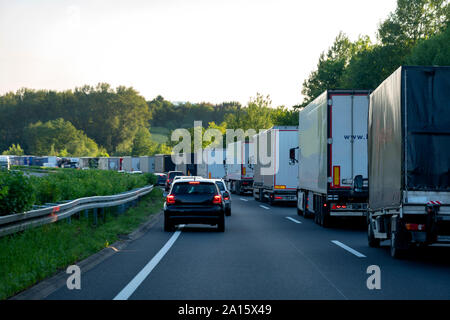 Sauvetage lane, voitures et camions lors d'embouteillage dans la soirée, Allemagne Banque D'Images