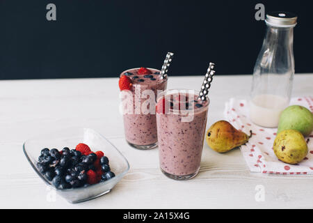 Des smoothies de fruits sauvages dans les verres Banque D'Images