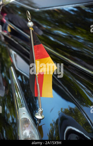 Drapeau allemand à vintage voiture, Adenauer Mercedes 300 Banque D'Images