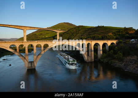 Pont de bateau sur la rivière Duoro contre ciel bleu clair Banque D'Images