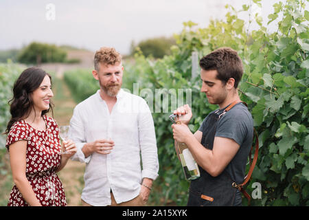 Sommelier bouteille de vin d'ouverture pour les clients dans le vignoble Banque D'Images