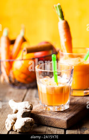 Verre de jus d'orange-pomme-Jus de carotte au gingembre Banque D'Images