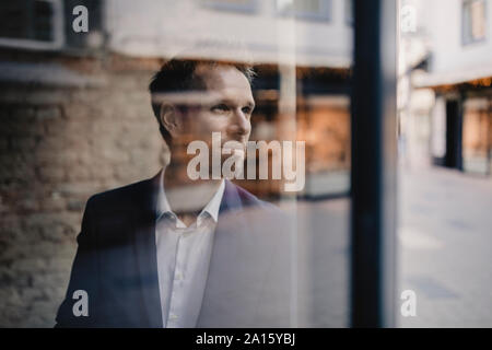 Portrait of businessman de la fenêtre Banque D'Images