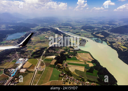 L'Autriche, la Carinthie, Klagenfurt, champs et Worthersee vu d'avion Banque D'Images