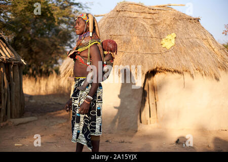 Tribu Muhila femme portant son enfant sur son dos, Kehamba, Chibia, Angola Banque D'Images