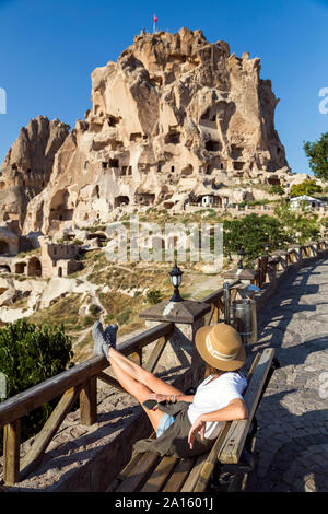 Jeune femme, château d'Uchisar, Cappadoce, Turquie Banque D'Images