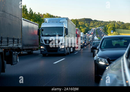 Sauvetage lane, voitures et camions lors d'embouteillage dans la soirée, Allemagne Banque D'Images