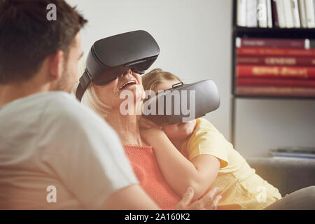 Grand-mère à l'aide de lunettes avec ses petits-fils VR Banque D'Images