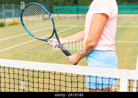 Tennis player holding la raquette sur gazon Banque D'Images