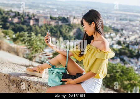 Jeune Femme prenant une à l'Alhambra selfies, Granada, Espagne Banque D'Images