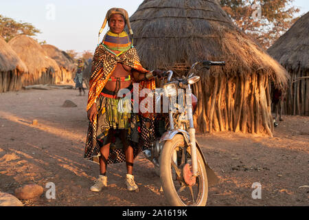 Fière femme Muhila et son vélo, Kehamba, Chibia, Angola Banque D'Images