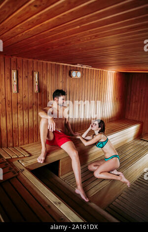 Couple relaxing in a sauna Banque D'Images