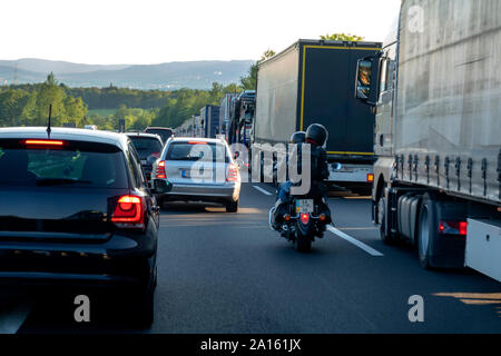 Sauvetage lane, voitures et camions lors d'embouteillage dans la soirée, Allemagne Banque D'Images