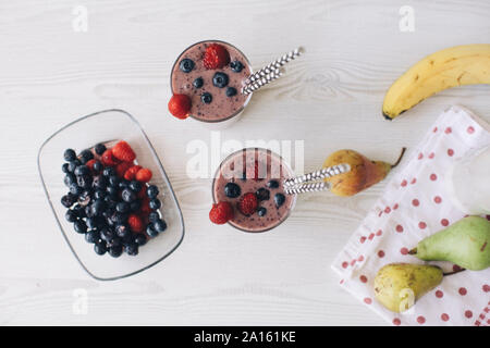 Des smoothies de fruits sauvages dans les verres Banque D'Images