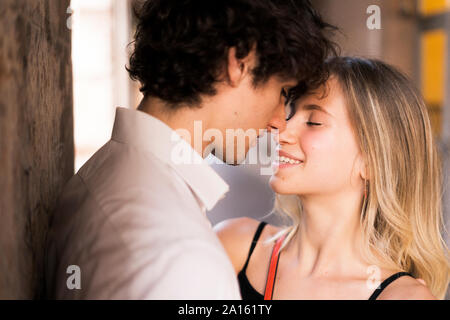 Young couple in love dans la ville Banque D'Images