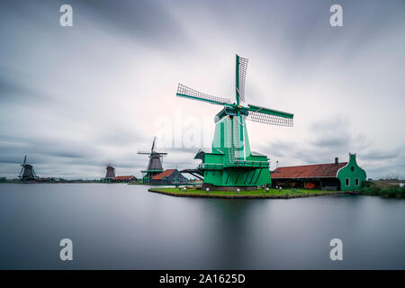 De Gekroonde Poelenburg par rivière Zaan contre ciel à Zaanse Schans, Zaandam, Pays-Bas Banque D'Images