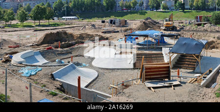 VILNIUS, LITUANIE - 17 août 2019 : Chantier de construction d'un nouveau stade et piste cyclable sur le remblai rénové de la rivière Neris Banque D'Images