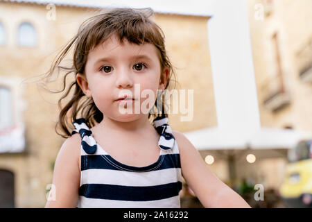 Portrait of cute little girl en été en robe rayée Banque D'Images