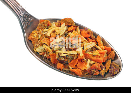 Dans l'ancienne coupe d'or il y a un petit tas de nourriture - herbe séchée des aromates pour l'Asie de pilaf. Isolé sur blanc macro studio Banque D'Images