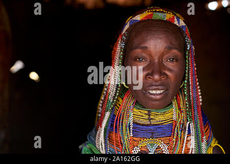 Femme Muhila avec sa coiffure caractéristique et colliers, Congolo, Angola Banque D'Images