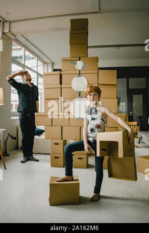Portrait de jeune garçon roux jouant avec son père astronaute Banque D'Images