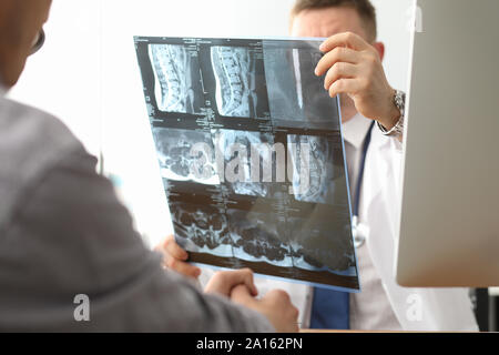 Médecin tenir xray bone spine radiographie en part Banque D'Images