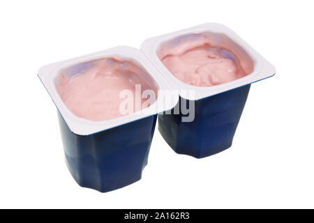 Du vrai bon marché non gras yogourt cerise bleu ouvrir dans des gobelets en plastique. Isolated on white studio macro alimentaire Banque D'Images