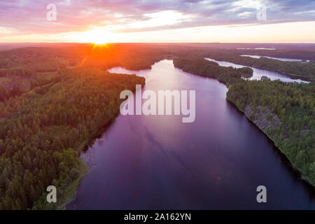 Un lac au coucher du soleil dans la région sud-est de la Suède, Tjust Banque D'Images