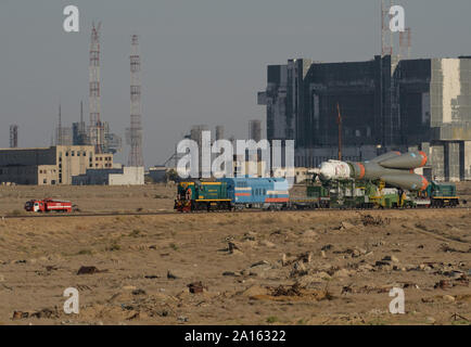 Baïkonour, Kazakhstan. Sep 24, 2019. La fusée Soyouz est mis en place par le train jusqu'à la rampe de lancement le 23 septembre 2019, au cosmodrome de Baïkonour au Kazakhstan. Les membres de l'équipage Expédition 61-Jessica Meir de la NASA et Oleg Skripochka de Roscosmos, vols habités et Ali Almansoori Hazzaa participant des Émirats arabes unis va lancer le 25 septembre sur l'engin spatial MS-15 Soyouz depuis le cosmodrome de Baïkonour vers la Station spatiale internationale. Photo de la NASA/Bill Ingalls : Crédit d'UPI UPI/Alamy Live News Banque D'Images