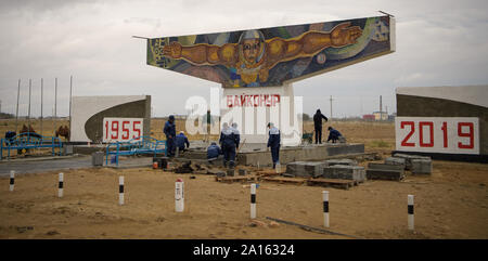 Baïkonour, Kazakhstan. Sep 24, 2019. Une mosaïque signer l'accueil des visiteurs est perçu à l'extérieur de la ville de Baïkonour, Kazakhstan, le 22 septembre 2019, à Baïkonour, au Kazakhstan. Les membres de l'équipage Expédition 61-Jessica Meir de la NASA et Oleg Skripochka de Roscosmos, vols habités et Ali Almansoori Hazzaa participant des Émirats arabes unis va lancer le 25 septembre sur l'engin spatial MS-15 Soyouz depuis le cosmodrome de Baïkonour vers la Station spatiale internationale. Photo de la NASA/Bill Ingalls : Crédit d'UPI UPI/Alamy Live News Banque D'Images