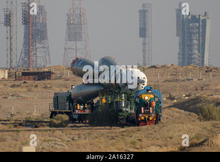 Baïkonour, Kazakhstan. Sep 24, 2019. La fusée Soyouz est mis en place par le train jusqu'à la rampe de lancement le 23 septembre 2019, au cosmodrome de Baïkonour au Kazakhstan. Les membres de l'équipage Expédition 61-Jessica Meir de la NASA et Oleg Skripochka de Roscosmos, vols habités et Ali Almansoori Hazzaa participant des Émirats arabes unis va lancer le 25 septembre sur l'engin spatial MS-15 Soyouz depuis le cosmodrome de Baïkonour vers la Station spatiale internationale. Photo de la NASA/Bill Ingalls : Crédit d'UPI UPI/Alamy Live News Banque D'Images