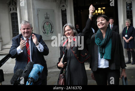 Londres, Royaume-Uni. Sep 24, 2019. Scottish National Party leader Westminster Ian Blackford (L) Plaid Cymru MP Liz Saville-Roberts (C) et le Parti Vert MP Caroline Lucas parler aux médias à l'extérieur de la Cour suprême à la suite d'un jugement que la décision du gouvernement de proroger le Parlement était illégale à Londres, le vendredi 24 septembre, 2019. Haut de la Grande-Bretagne a jugé le premier ministre Boris Jonson agi illégalement et que le Parlement doit se réunir immédiatement. Photo par Hugo Philpott/UPI UPI : Crédit/Alamy Live News Banque D'Images