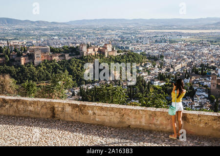 Jeune femme de prendre une photo à l'Alhambra, Grenade, Espagne Banque D'Images