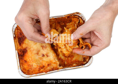 Pauvre vieux manger avec les mains de la viande grasse de porc lasagnes . Gros plan studio isolated on white Banque D'Images