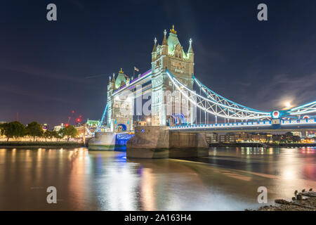 Des toits de Londres City avec le Tower Bridge et de la rivière Thames, London, UK Banque D'Images